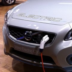 VOLVO dezvoltă rețele fără fir de încărcare a automobilelor electrice
