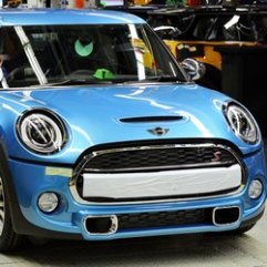 Mini a început producția modelului cu cinci uși la uzina din Oxford