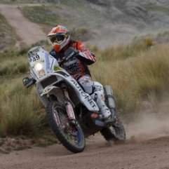 Cu motocicleta la o altitudine de la care se sare cu parașuta
