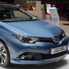 Toyota Auris a primit o nouă față și noi motoare
