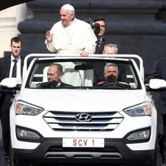 Noul Papamobil: Hyundai Santa Fe decapotabil