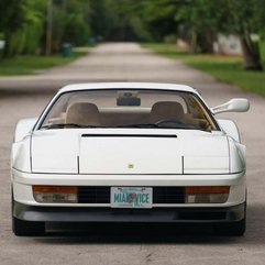Un Ferrari Testarossa 1986 din serialul Miami Vice scos la licitație