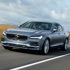 Volvo S90 cu sistemul semi-autonom de condus în versiunea standard