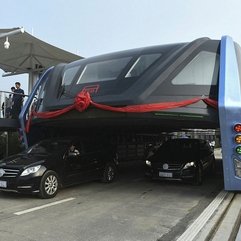 Chinezii au construit autobuzul care circulă pe deasupra traficului