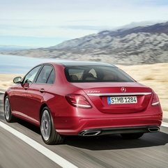 Mercedes-Benz continuă să vândă bine și să țină BMW și Audi la distanță