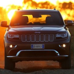 Jeep amână lansarea lui Grand Wagoneer